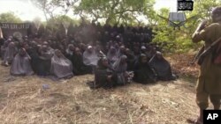 Una imagen de archivo tomada de vídeo por la red extremista islámica de Nigeria, muestra a las presuntas muchachas desaparecidas secuestradas de la ciudad noreste de Chibok.