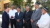 Prezident Shavkat Mirziyoyev (chapda) Andijon shahrida, 3-iyun, 2017-yil
