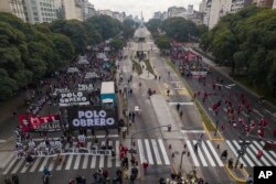 Otra vista de las manifestaciones en Buenos Aires el 16 de junio de 2022. Foto AP.