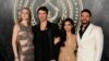 ทีมนักแสดง "The Hunger Games: The Ballad of Songbirds & Snakes" ถ่ายรูปร่วมกันในวันเปิดตัวภาพยนตร์ที่นครลอสแอนเจลีส รัฐแคลิฟอร์เนีย เมื่อวันที่ 13 พ.ย. (ภาพจากรอยเตอร์)