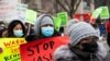 La gente sostiene pancartas durante una protesta en apoyo de los trabajadores de Amazon en Union Square, Nueva York, el 20 de febrero de 2021.