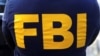 Một nhân viên mặc áo có logo FBI.