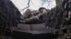 Un soldado ucraniano descansa en una trinchera en el frente, cerca de Liman, en la región ucraniana de Donetsk, el 29 de marzo de 2024.