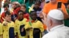 El papa Francisco alienta a jóvenes en Lisboa a “ensuciarse las manos” para una auténtica caridad