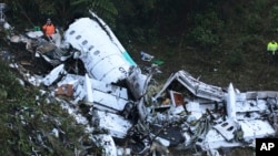 Rescatistas se encuentran en el sitio del avión fletado que se estrelló en una zona montañosa en las afueras de Medellín, Colombia, el martes 29 de noviembre de 2016. El avión llevaba el equipo brasileño de primera división Chapecoense, equipo que jugaría la Copa Sudamericana contra el Atlético Nacional de Colombia. [VIDEO] 
