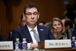 ARCHIVO - En esta foto de archivo del 26 de febrero de 2019, Albert Bourla, director ejecutivo de Pfizer, se prepara para testificar ante la audiencia de la Comisión de Finanzas del Senado en el Capitolio en Washington, D.C..