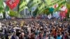 Miembros de la Confederación Coreana de Sindicatos se reúnen para una marcha del Primero de Mayo en Seúl, Corea del Sur, el miércoles 1 de mayo de 2024. 
