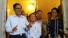 UNFC နဲ့ ဒေါ်အောင်ဆန်းစုကြည်တို့တွေ့ဆုံအပြီး သတင်းသမားများနှင့် တွေ့ဆုံစဉ်။ (နိုဝင်ဘာ ၂၅၊ ၂၀၁၃/ဓာတ်ပုံကို June Naing ရဲ့ ဖေ့စ်ဘုတ်မှ ကူးယူပါသည်။)