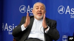 Mohammad Javad Zarif, ministro de Relaciones Exteriores iraní, acusó a EE.UU. de intentar "poner a Irán de rodillas" y derrocar a su gobierno al intentar frustrar su comercio internacional de petróleo.