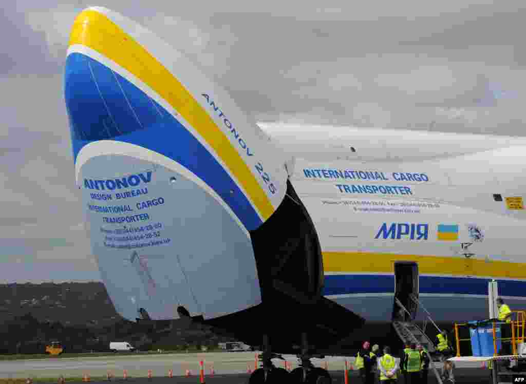 Bagian depan (hidung) pesawat Antonov An-225 Mriya, pesawat terbesar di dunia, &quot;dibuka&quot; setelah mendarat di bandara Perth, Australia.
