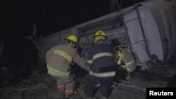 Personal de emergencias laboran en el sitio donde un autobús se despeñó por un barranco en Compostela, estado de Nayarit, en México. Foto distribuida por la Secretaría de Seguridad y Protección Ciudadana de Nayarit el 30 de abril de 2023.
