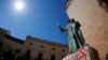 Manifestantes derriban estatuas del Fray Junípero Serra, uno de los fundadores de California