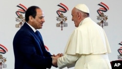 Tras arribar en El Cairo, Francisco se reunió con el presidente egipcio, Abdel Fattah al-Sisi.