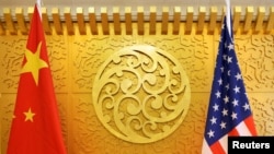 ARCHIVO - Banderas chinas y estadounidenses colocadas para una reunión en el Ministerio de Transporte de China en Beijing, en abril de 2018.