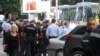 Policajci oko zgrade Sobranja u Skoplju posle protesta 27. aprila 2017. 