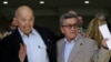 ARCHIVO - José Otty Patiño, jefe negociador del gobierno colombiano, a la izquierda, y Pablo Beltrán, comandante y jefe negociador del Ejército de Liberación Nacional saludan, tras el acto de apertura de la segunda ronda de diálogos en Ciudad de México, en febrero de 2023. 