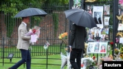 El príncipe William llevó flores a los portones del Palacio de Kensington en Londres en recuerdo de su fallecida madre, la princesa Diana, el miércoles, 30 de agosto, de 2017.