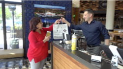Una clienta recoge su pedido en el restaurante, una fórmula a la que los negocios de hostelería han tenido que adaptarse para hacer frente a la crisis del COVID-19.