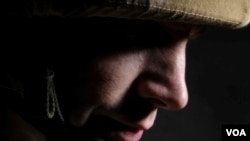 La política actual deja que los homosexuales sirvan en las fuerzas armadas siempre y cuando no revelen su orientación sexual.