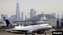 United Airlines se une a una lista cada vez mayor de empleadores importantes que han implementado los mandatos de vacunas.