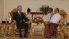 အမေရိကန်သမ္မတဟောင်း ဘီလ်ကလင်တန် နဲ့ မြန်မာသမ္မတဦးသိန်းစိန် နိုင်ငံတော်သမ္မတအိမ်တော်တွင် တွေ့ဆုံစဉ်။ (သတင်းမှတ်တမ်း Credit to နိုင်ငံတော်သမ္မတရုံး)