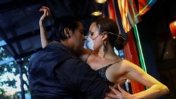 Makrina Anastasiadou y su pareja de tango "El Morocho" bailan para el público en un restaurante casi vacío después de que los espectáculos de tango, las clases y las milongas, las reuniones tradicionales de tango, se suspendieron durante al menos 15 días para evitar la propagación del coronavirus.