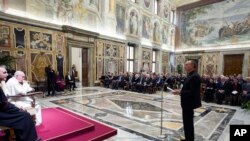 El papa Francisco dijo estar conmocionado, "no entiendo estas cosas, hechas por seres humanos". 