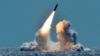 Một tên lửa Trident II D5 không có vũ khí được phóng thử từ tàu ngầm tên lửa đạn đạo lớp Ohio USS Nebraska của Hải quân Hoa Kỳ ngoài khơi bờ biển California, Hoa Kỳ, ngày 26 tháng 3 năm 2018.