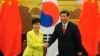 지난해 6월 중국을 방문한 박근혜 한국 대통령(왼쪽)이 시진핑 중국 국가주석과 정상회담을 갖고 공동성명을 발표했다. (자료사진)