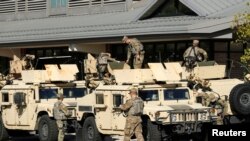 Miembros de la Guardia Nacional de Wisconsin en el lugar donde se activó un hospital de campaña para pacientes del coronavirus. Foto del 7 de octubre de 2020..
