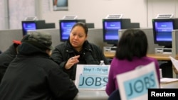 Un asesor de empleo da consejos en un centro de trabajo en San Francisco, California.