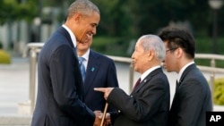 El presidente estadounidense, Barack Obama, conversa con Sunao Tsuboi, uno de los sobrevivientes de la bomba atómica en Hiroshima.