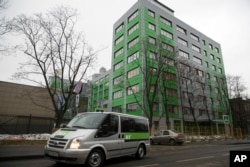 Una van de la televisora rusa RT pasa frente a la sede de la empresa en Moscú. Oct.27, 2017.