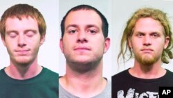 Los acusados fueron identificados (de izquierda a derecha) como Brian Church, Jared Chase y Brent Betterly.