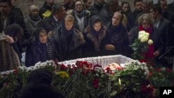 Parientes y amigos se acercan al ataúd con los restos de Boris Nemtsov, durante su funeral en Moscú.