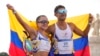 Glenda Morejón y Brian Daniel Pintado, de Ecuador, celebran después de ganar la medalla de plata al final de la carrera de maratón de relevo mixto en los Juegos Olímpicos 2024, el 7 de agosto de 2024, en París, Francia.