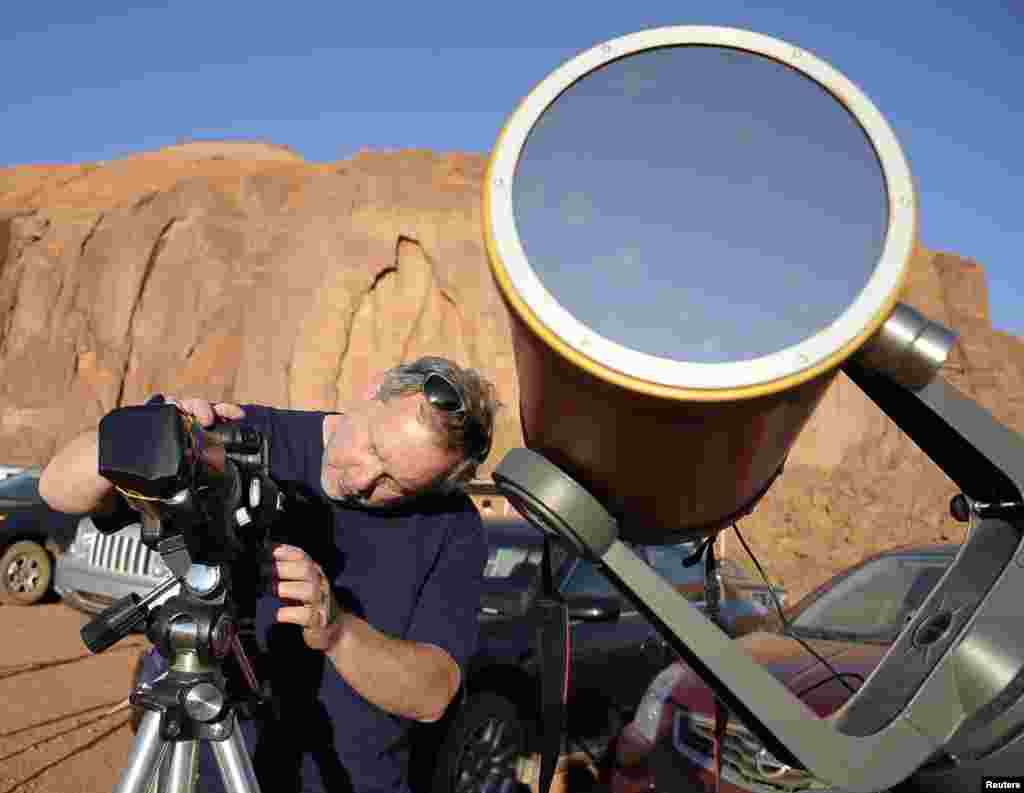 El fotógrafo aeroespacial, William Hartenstein, prepara su cámara para fotografiar un eclipse anular en desde Utah.