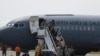 Familiares de pasajeros de un avión militar desaparecido llegan a una base aérea en Punta Arenas, Chile, el miércoles 11 de diciembre de 2019.