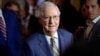 Líder republicano Mitch McConnell, hospitalizado por caída