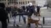 Policajac udara učesnika protesta protiv mera za suzbijanje koronavirusa u Briselu, 31. januar 2021. (Foto:AP/Francisco Seco)