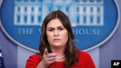 La portavoz de la Casa Blanca, Sarah Huckabee Sanders, se limitó a referirse al comunicado del consejero especial de la Casa Blanca, Ty Cobb, que señala que no existe en este momento ningún tipo de indulto para Michael Flyyn y Paul Manafort.