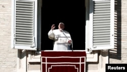 El Papa Francisco pronunciando su sermón del Ángelus de los domingos desde un balcón del Vaticano el 6 de enero de 2020.