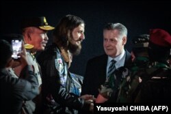 Pilot Selandia Baru Phillip Mehrtens (tengah) bertemu Duta Besar Selandia Baru untuk Indonesia Kevin Burnett (kanan) setelah tiba dari Papua Tengah di Jakarta, 21 September 2024. (Foto: Yasuyoshi CHIBA/AFP)