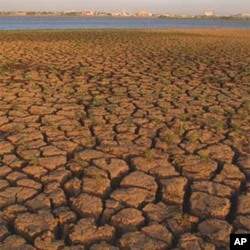 Parched soil by the White Nile. Khartoum, Sudan. Photo: Arne Hoel / World Bank
