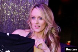 Stephanie Clifford, la actriz de cine adulto conocida como Stormy Daniels, posa para fans al final de su show en el Gossip Club de Long Island, Nueva York. Feb. 23, 2018.
