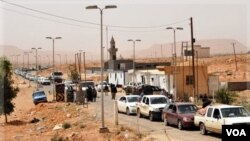 Las fronteras de Libia con los países vecinos, como el caso de Túnez, en Dhiba, sigue registrando un intenso tránsito.