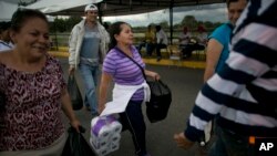 100 000 venezolanos cruzaron hacia Colombia, el 10, 16 y 17 de julio, cuando se reabrió temporalmente la frontera, para adquirir alimentos, medicinas y otros artículos.