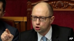 El primer ministro ucraniano, Arseniy Yatsenyuk, advierte que Rusia quiere ocupar su país "militar y políticamente".