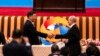 Tổng thống Nga Vladimir Putin (phải) bắt tay Chủ tịch Trung Quốc Tập Cận Bình tại Diễn đàn Vành đai và Con đường ở Đại lễ đường Nhân dân ở Bắc Kinh hôm 18/10/2023.