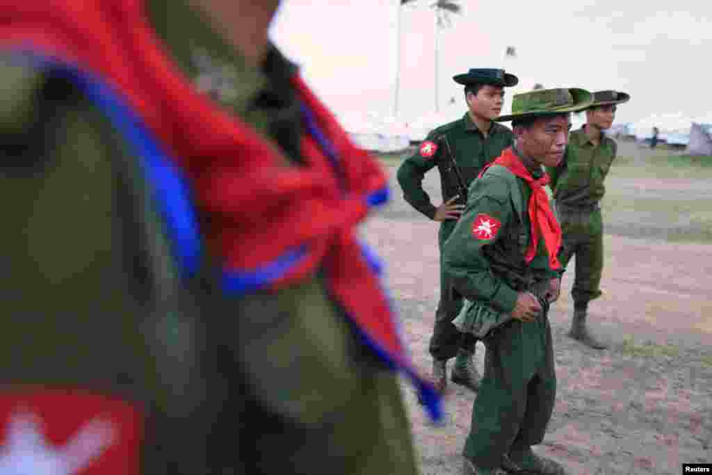 Soldiers wait to help people move to safe location at a Rohingya internally displaced person camp outside of Sittwe, Burma, May 15, 2013. 